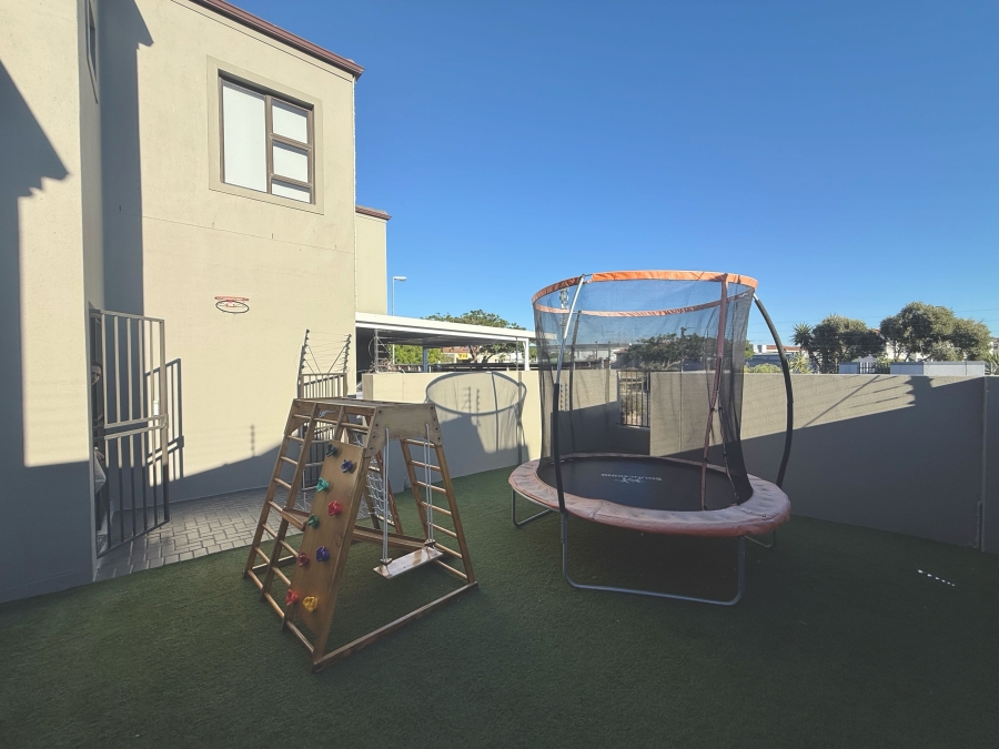 5 Bedroom Property for Sale in Parklands North Western Cape